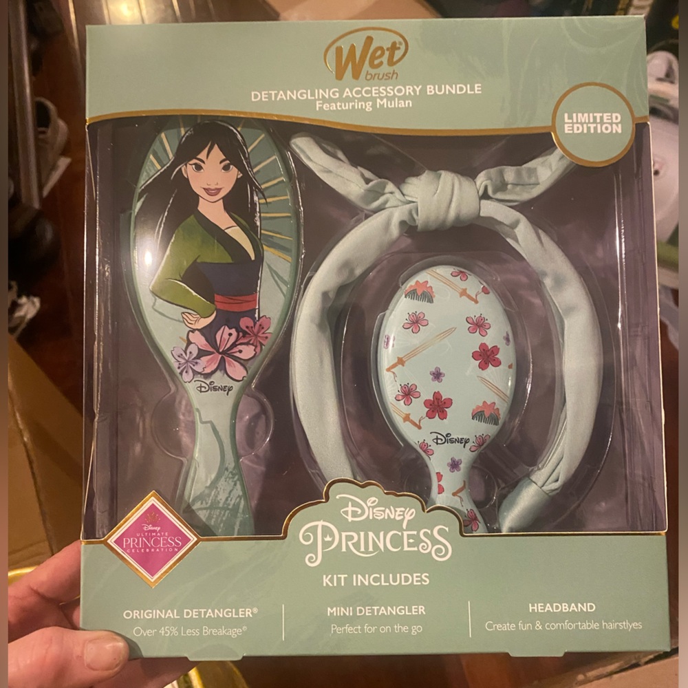 Disney Mulan Wet Brush set